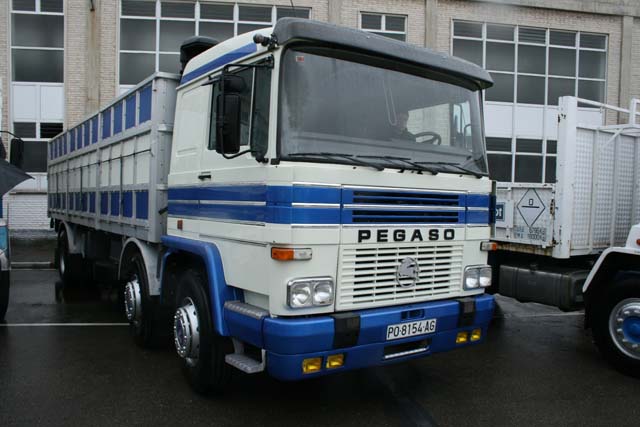 Pegaso mantuvo la opción de doble carro directriz en sus chasis rígidos hasta el final.